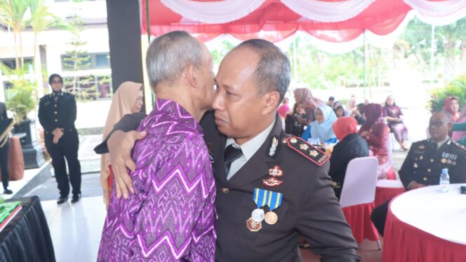 
					Purnawirawan Bapak Daryanto dan Kapolres PPU AKBP Hendrik Eka Bahalwandan. Dok. Istimewa