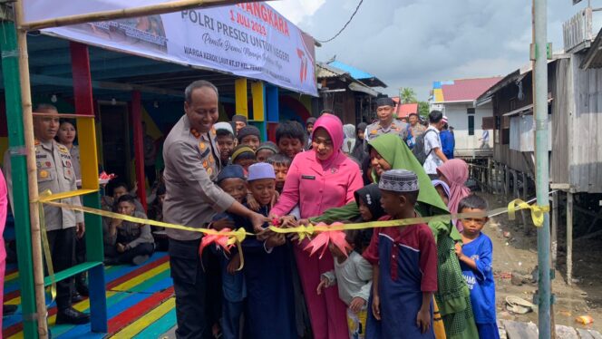 
					Kapolres PPU AKBP Hendrik Eka Bahalwan, Ketua Bhayangkari PPU Ny. Ilsa Hendrik meresmikannya Kampung Jatarnas di Kerok Laut. Dok. CahayaBorneo.com