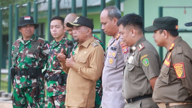 
					Bupati Penajam Paser Utara (PPU) Hamdam didampingi Kapolres PPU AKBP Hendrik Eka Bahalwan, Dandim 0913/PPU Letnan Kolonel Infantri Arfan Affandi, Komandan Kompi Senapan C Yonif Rider 600/Modang Petung Kapten Inf. Defry Rhamansyah dan Kepala Satpol-PP PPU Margono memberikan arahan kepada puluhan Anggota Satpol-PP PPU. Dok. CahayaBorneo.com