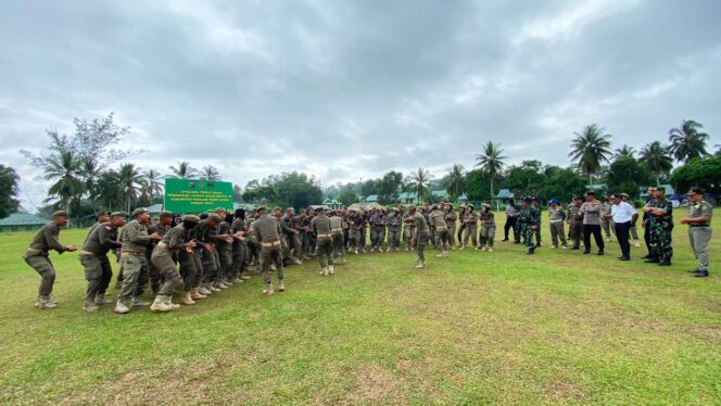 
					Bupati Penajam Paser Utara (PPU), Hamdam tutup pendidikan pelatihan dasar Satpol-PP Kabupaten PPU. Dok. Istimewa