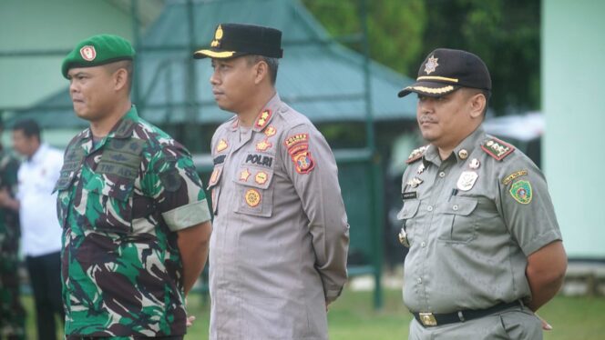 
					Komandan Kodim (Dandim) 0913 Penajam Paser Utara, Kalimantan Timur, Letnan Kolonel Infantri  Arfan Affandi (Kiri) Kapolres PPU AKBP Hendrik Eka bahalwan (Tengah)  Kepala Satpol PP Kabupaten PPU, Margono Adisusanto (Kanan). Dok. Istimewa