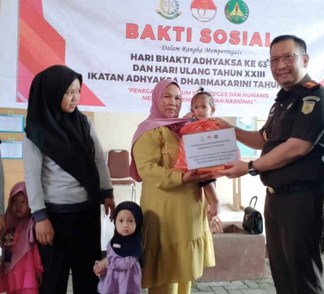 Dalam Rangka HBA Ke-63, Kejari PPU Gelar Bakti Sosial Kepada Anak Stunting