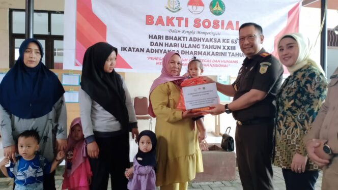 
					Dalam rangka Hari Bhakti Adhyaksa HBA Ke-63, Kajari PPU secara simbolis menyerahkan bantuan        kepada Anak stunting di Kelurahan Penajam. Dok. CahayaBorneo.com