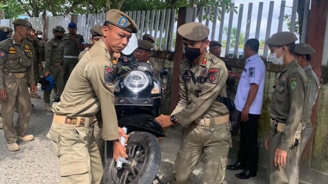 
					Personel Satpol-PP Kabupaten PPU melakukan monitoring akses jalan masuk pelabuhan SpeedBoat dan Klotok di Kecamatan Penajam. Dok. Istimewa