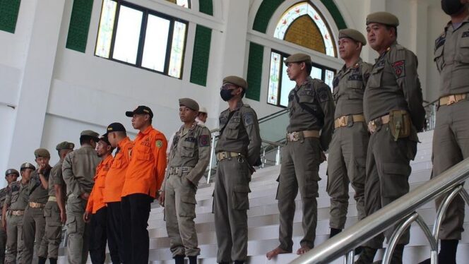 
					Personel Satpol-PP Kabupaten PPU mengamankan jalannya kegiatan tabligh akbar di Masjid Agung Ikhlas Penajam. Dok. Istimewa
