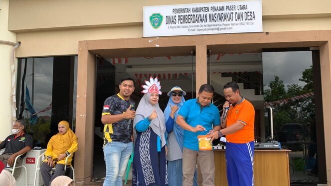 
					Poto: DPMD Kabupaten Penajam Paser Utara Gelar Lomba 17-Agustusan di Halaman Kantor DPMD, Jumat (18/8/2023). (Dok. CahayaBorneo.com)