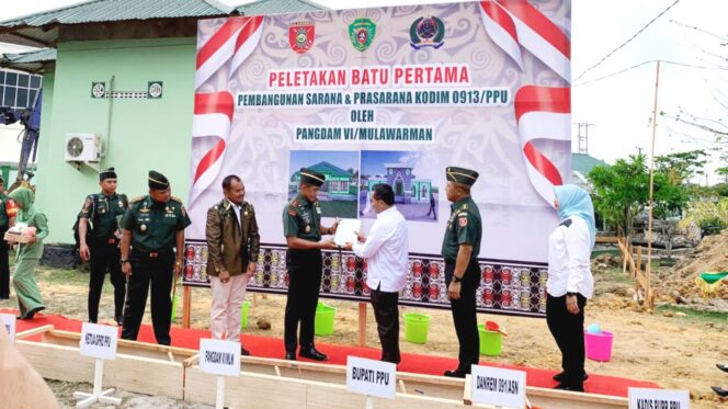 
					Poto: Pangdam VI/Mulawarman, Mayjen TNI Tri Budi Utomo menerima sertifikat tanah oleh Sekda PPU Tohar di Makodim 0913/PPU.(Dok. CahayaBorneo.com) 