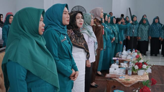 
					Poto: Ketua TP PKK Kabupaten PPU, Satriani Sirajuddin Hamdam bersama ratusan kader menghadiri kegiatan HKG PKK Ke-51 di Kacamatan Penajam. (Dok. Istimewa)
