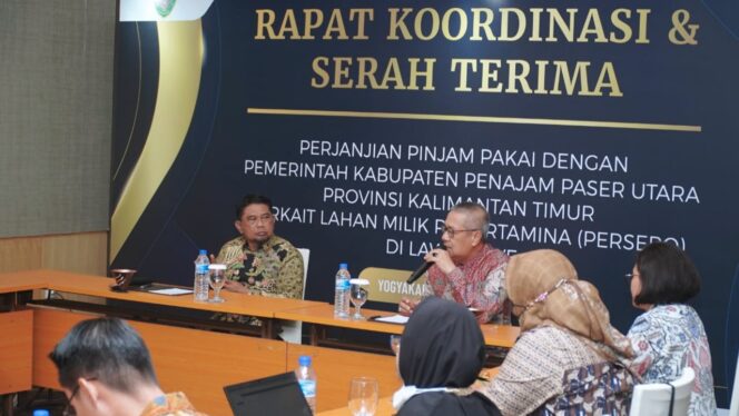 
					Poto: Pemerintah Kabupaten Penajam Paser Utara (PPU) secara resmi tanda tangani serah terima dokumen pinjam pakai lahan milik PT. Pertamina (Persero) oleh Pemda PPU dalam kelanjutan pembangunan bendung air lawe-lawe yang berlangsung di Ballroom Hotel Tentrem Yogyakarta, Kamis (31/08/2023). (DOK. Humas Pemkab PPU)