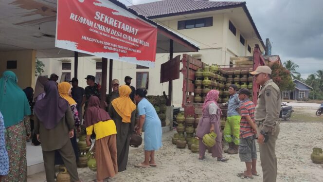 
					Masyarakat Kabupaten PPU sedang mengantre membeli tabung gas LPG 3 Kilogram. Dok. Istimewa