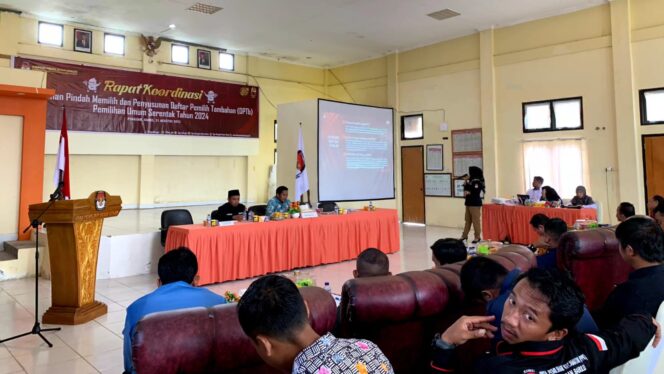 
					Komisi Pemilihan Umum (KPU) Kabupaten Penajam Paser Utara (PPU) gelar rapat koordinasi terkait pelayanan pindah memilih dan penyusunan daftar pemilih tambahan (DPTb) pemilihan umum (pemilu) serentak tahun 2024 di Aula Kantor KPU Kabupaten PPU, Kamis (31/8/2023). (DOK. Istimewa) 