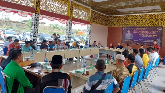 
					Poto: Polda Kalimantan Timur (Kaltim) melaksanakan sesi Jumat Curhat bersama masyarakat di Desa Tengin Baru, Kecamatan Sepaku, Kabupaten Penajak Paser Utara (PPU). (DOK. Istimewa) 