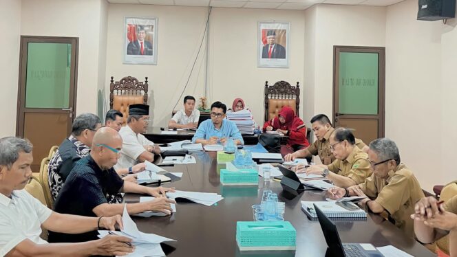
					Poto: Ketua Pansus I DPRD PPU, Muhammad Bijak Ilhamdani memimpin agenda rapat tentang pembahasan raperda Retribusi Pajak dan retribusi daerah bersama dengan SKPD dan Bagian Hukum Pemerintah Daerah. (DOK. Istimewa) 