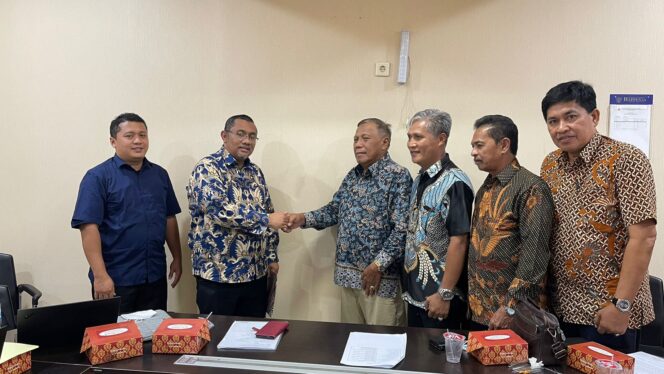 
					Poto: Sejumlah pengurus Tim Pemekaran Kabupaten Penajam Paser Utara (PPU) menyampaikan aspirasi nya kepada Pemerintah Pusat. (DOK. Istimewa) 