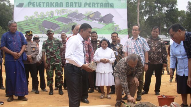 
					Poto: Bupati Penajam Paser Utara (PPU) Hamdam melakukan peletakan batu pertama pembangunan Universitas P
Katolik Parahyangan. (DOK. Istimewa)