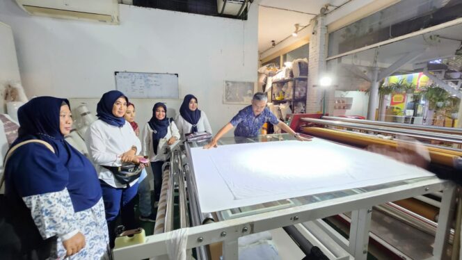 
					Poto: Ketua Tim Penggerak Perberdayaan Kesejahteraan Keluarga (TP PKK) Kabupaten Penajam Paser Utara (PPU) Satriyani Sirajuddin Hamdam membawa sejumlah anggotanya  untuk melakukan studi tiru pembuatan tahu susu dan hijab story di Lembang Kecamatan Bandung Barat dan Citarum, kecamatan Bandung Wetan. (DOK. Istimewa)
