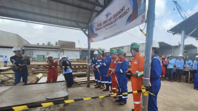 
					Poto: PT Pertamina Hulu Mahakam (PHM) dengan dukungan SKK Migas, PT Pertamina Hulu Energi (PHE), dan PT Pertamina Hulu Indonesia (PHI) selaku induk perusahaan, menggelar Steel First Cut Ceremony Proyek Bekapai Artificial Lift (BKPAL) dengan menerapkan inovasi dan teknologi berupa proyek pemasangan Gas Lift Compressor Package dan berbagai komponen pendukungnya, dengan memodifikasi beberapa anjungan eksisting di Lapangan Bekapai lepas pantai Kalimantan Timur (28/08/2023). (DOK. Istimewa)