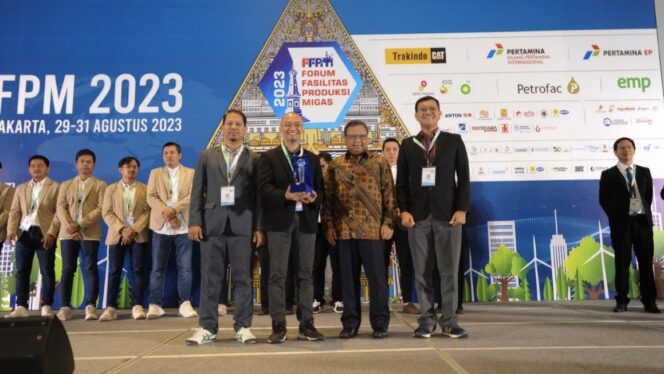 
					Poto: PT Pertamina Hulu Mahakam (PHM) sekali lagi menorehkan keberhasilan dengan meraih Inovation Award IAFMI (Ikatan Ahli Fasilitas Produksi Minyak dan Gas Bumi Indonesia) pada Forum Fasiltas Produksi Migas (FFPM yang berlangsung di Yogyakarta (29-31/08/2023). (DOK. Istimewa)