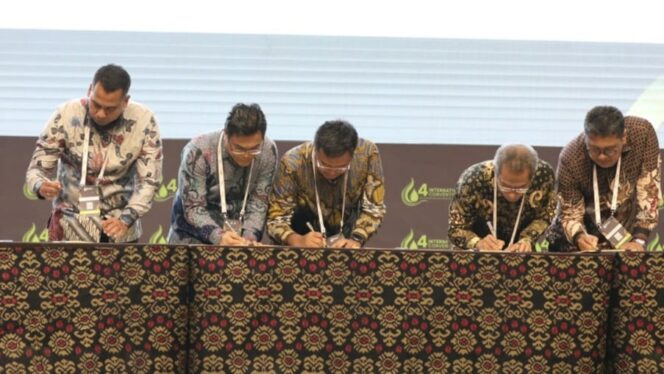 
					Poto: PT Pertamina Hulu Indonesia (PHI) - Regional 3 Kalimantan Subholding Upstream Pertamina menandatangani 3 Perjanjian Kerja Sama dalam ajang The 4th International Convention on Indonesian Upstream Oil & Gas 2023, 20-22 September 2023. (DOK. Istimewa)