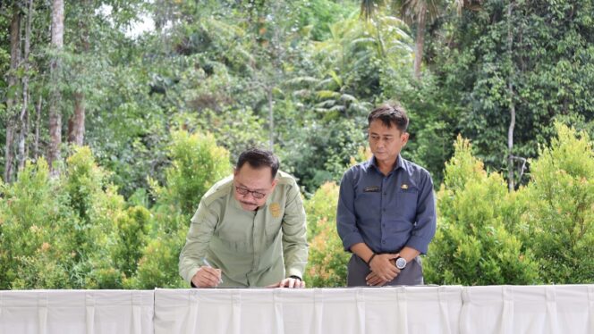 
					Poto: Penandatanganan Nota Kesepahaman antara Otorita Ibu Kota Nusantara (OIKN) dan Badan Informasi Geospasial (BIG) tentang Sinergi Data dan Informasi Geospasial untuk Mendukung Pembangunan Wilayah Ibu Kota Nusantara di Kawasan Wisata Alam Bukit Bangkirai pada Rabu (20/9/2023). (DOK. Istimewa)