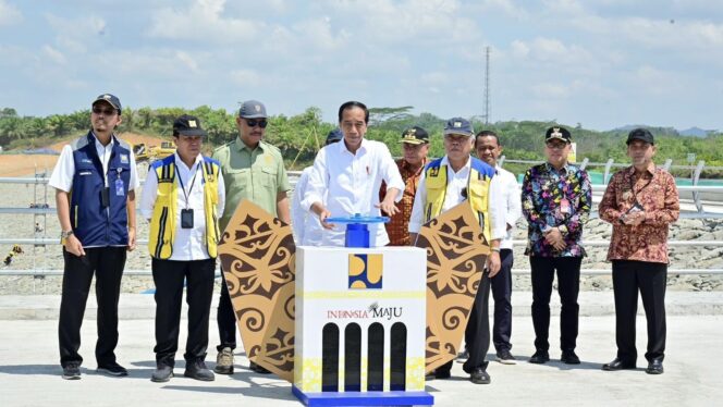 
					Poto: Penjabat (Pj.) Bupati Penajam Paser Utara (PPU) Makmur Marbun sambut kedatangan Presiden Republik Indonesia Joko Widodo (Jokowi) dikawasan persemaian mentawir, Kecematan Sepaku, Kamis (21/09/2023). (DOK. Istimewa)