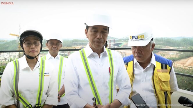 
					Poto: Presiden Republik Indonesia (RI) Joko Widodo (Jokowi) meninjau pembangunan Instana Kepresiden di Ibu Kota Negara (IKN) Nusantara, Kecamatan Sepaku, Kabupaten Penajam Paser Utara (PPU), Jumat (22/9/2023). (DOK. Sekretariat Presiden)