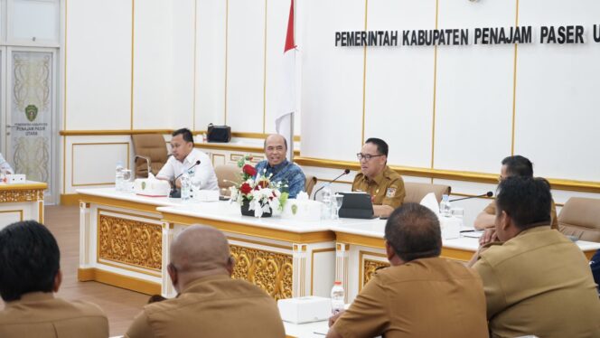 
					Poto: Penjabat (Pj) Bupati Penajam Paser Utara (PPU), Makmur Marbun membuka sekaligus memimpin  pelaksanaan Rapat Koordinasi (Rakor) Hight Level Meeting Tim Pengendalian Inflasi Daerah (TPID) kabupaten PPU, Selasa, (26/9/2023) di kantor bupati PPU. (DOK. Istimewa)