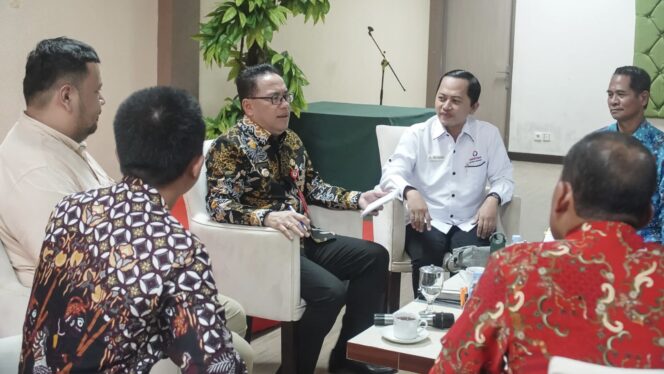 
					Poto: Penjabat (Pj) Bupati Penajam Paser Utara (PPU) Makmur Marbun menerima kunjungan audiensi Tim Ombudsman Provinsi Kaltim yang dipimpin langsung oleh Plt. Kepala Perwakilan Ombudsman Kaltim Hadi Rahman beserta jajaran. (DOK. Istimewa)