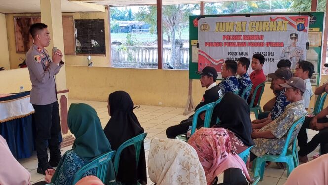
					Poto: Polsek Babulu, Kabupaten Penajam Paser Utara (PPU) menggelar sesi Jumat Curhat bersama masyarakat Kecamatan Babulu pada Jumat (1/9/2023). (DOK. Istimewa) 