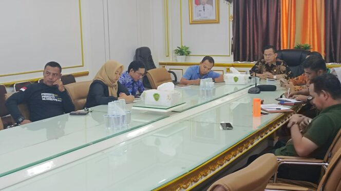 
					Poto: Pertemuan pemkab PPU bersama jajaran KPK RI yang digelar melalui zoom meeting terkait rencana kolaborasi persiapan launching Desa Antikorupsi tahun 2023 di kabupaten PPU, Jumat, (1/9/2023). (DOK. Istimewa) 