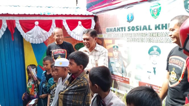 
					Poto: Bupati PPU Hamdam dan Kapolres PPU AKBP Hendrik Eka Bahalwan bersama anak-anak Kerok Laut usai melakukan khitanan. (DOK. Istimewa) 