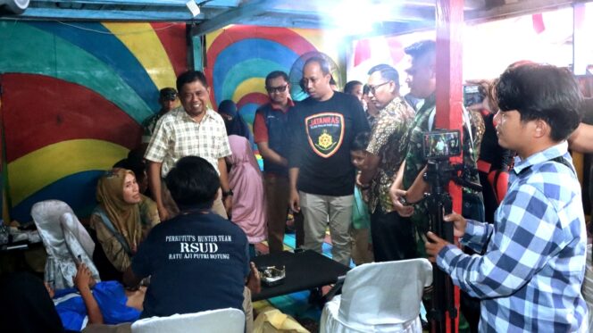 
					Poto: Bupati PPU Hamdam dan Kapolres PPU AKBP Hendrik Eka Bahalwan bersama anak-anak Kerok Laut mengikuti khitanan. (DOK. Istimewa) 