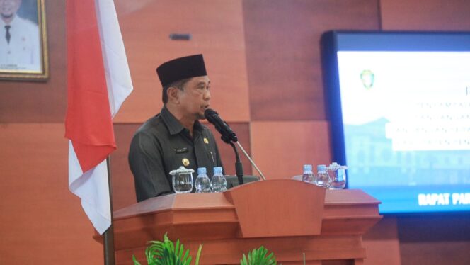 
					Poto: Bupati Penajam Paser Utara (PPU), Hamdam menghadiri Rapat Paripurna Dewan Perwakilan Rakyat Daerah (DPRD) dalam rangka penyampaian penjelasan nota keuangan dan pandangan umum fraksi-fraksi DPRD. (DOK. Istimewa) 