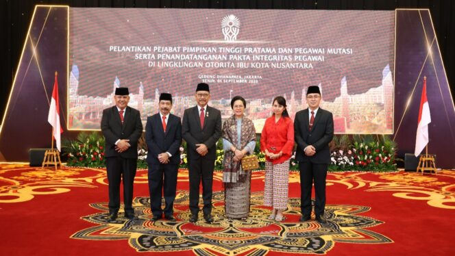 
					Poto: Kepala Otorita Ibu Kota Nusantara (OIKN) Bambang Susantono melantik empat pejabat pimpinan tinggi pratama di lingkungan OIKN di Gedung Dhanapala, Kementerian Keuangan, Jakarta pada Senin (4/6/2023). (DOK. Istimewa) 
