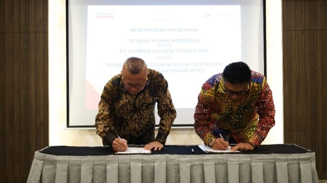 
					Poto: Penandatanganan kesepakatan kerja sama antara PT Sumber Alfaria Trijaya tbk, pengelola jaringan ritel modern Alfamart dengan PT Bina Karya (Persero) sebagai Badan Usaha Otorita IKN, di Jakarta, Selasa (05/09/2023). (DOK. Istimewa) 