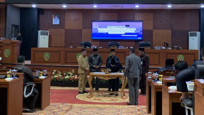 
					Poto: Rapat Paripurna Laporan Badan Anggaran dan Persetujuan Bersama Terhadap Rancangnan Peraturan Daerag Tentang Perubahan APBD Kabupaten Penajam Paser Utara (PPU) Tahun Anggaran 2023. (DOK. Istimewa)