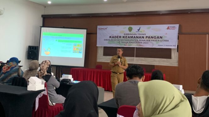 
					Poto: Sekretaris Dinkes PPU Mu’allimin saat memberikan materi Kemanan Pangan bagi Kader Kemanan Panganan. (DOK. CahayaBorneo.com)