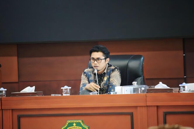 
					Poto: Anggota Dewan Perwakilan Rakyat Daerah (DPRD) Kabupaten Penajam Paser Utara (PPU) Muhammad Bijak Ilhamdani menggunakan baju batik saat memimpin rapat pansus I DPRD PPU. (DOK. Istimewa)