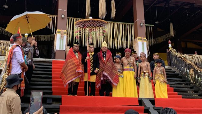 
					Foto: Pj. Bupati Penajam Paser Utara Makmur Marbun terima Gelar Kehormatan Paser dalam pesta adat paser nondioi. (DOK. CahayaBorneo.com)