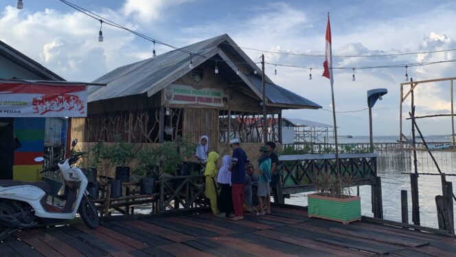 
					Foto: Suasana anak-anak sedang bermain di Kampung Jatanras, Kerok Laut, Kelurahan Penajam. (DOK. CahayaBorneo.com)
