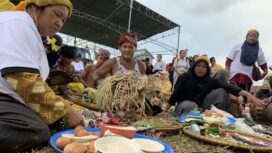 Foto: Ritual adat paser Larung Jakit di Sungai Sesumpu, Kecamatan Penajam. (DOK. CahayaBorneo.com)