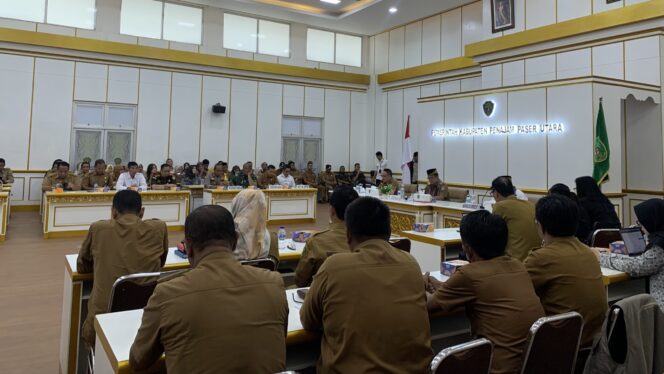 
					Foto: Penjabat (Pj.) Gubernur Kalimantan Timur (Kaltim) Akmal melaksanakan sosialisasi terkait program Data Desa Presisi  (DDP) di Kabupaten Penajam Paser Utara (PPU). (DOK. CahayaBorneo.com)
