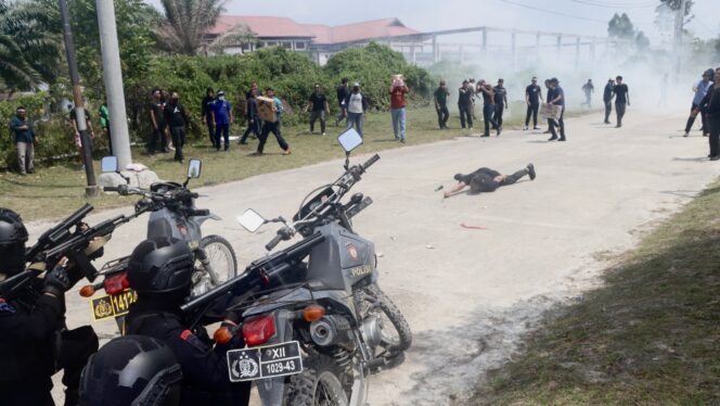 
					POTO: Polres Penajam Paser Utara (PPU) melaksanakan latihan simulasi pengamanan (SISPAM) Kota dalam rangka kesiapan pengamanan Pemilihan Umum (Pemilu) serentak tahun 2024 yang diselenggarakan di Kawasan Stadion Panglima Sentik, Kelurahan Nipah-Nipah, Kecamatan Penajam, Selasa (3/9/2024). (DOK. Istimewa)
