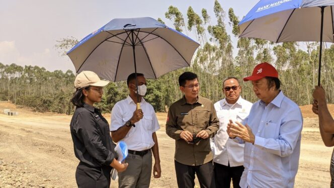 
					Poto: Deputi Bidang Pengendalian Pembangunan, Thomas Umbu Pati Tena Bolodadi dampingi Founder Mayapada Group, Dato Sri Tahir beserta rombongan meninjau rencana lokasi pembangunan Rumah Sakit (RS) Mayapada di IKN. (DOK. Istimewa)