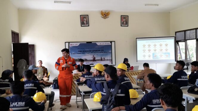 
					FOTO: PT Pertamina Hulu Mahakam (PHM) berhasil mendorong puluhan pekerjanya untuk kembali aktif dalam Program PHM Mengajar yang dilaksanakan di wilayah sekitar lapangan migas SPS, HCA, NPU, SPU dan CPU di Kalimantan Timur. (DOK. Istimewa)