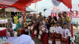 Foto: Polres PPU menyalurkan ratusan paket bantuan dari Bakti Sosial Akbari 1990 di Kampung Jatanras, Kerok Laut. (DOK. CahayaBorneo.com)