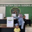 Foto: Seorang warga Desa Sidorejo sedang melakukan pencoblosan di TPS 04 Desa Sidorejo. (DOK. CahayaBorneo.com)