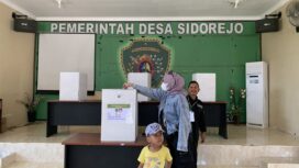 Foto: Seorang warga Desa Sidorejo sedang melakukan pencoblosan di TPS 04 Desa Sidorejo. (DOK. CahayaBorneo.com)