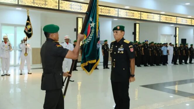 
					Foto: Pangdam VI/Mlw Mayjen TNI Tri Budi Utomo mempimpin acara serah terima jabatan Komandan Korem 092/Maharajalila. (DOK. Istimewa) 