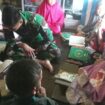 Poto: Seorang prajurit Pos Sei Kaca Satgas Batalyon Arhanud 8/MBC sedang mengajari anak-anak mengaji di rumah bapak pandi Kelurahan Nunukan Utara. Kamis (26/10/23). (DOK. Istimewa) 